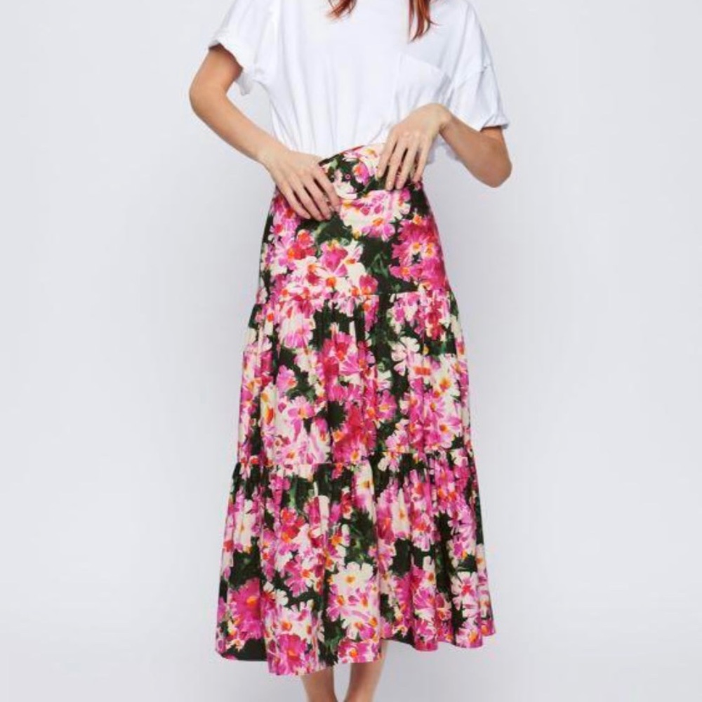 Zara Floral MIDI skirt w/ belt! 🌸